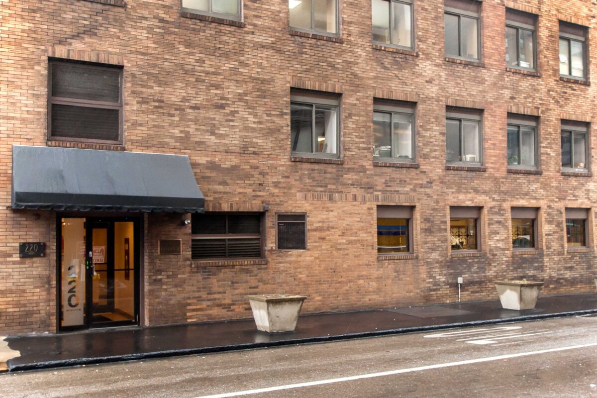 220 Grant Street building entrance